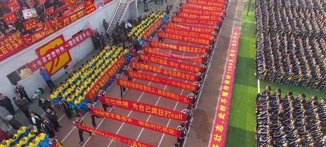 励志条幅点亮梦想之路（励志条幅点亮梦想之路）