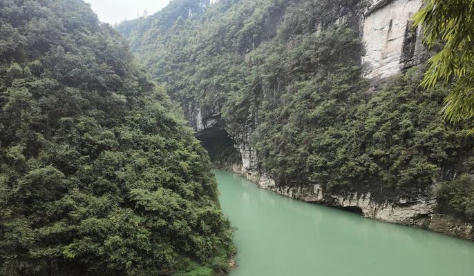 屏山峡谷下雨怎么玩（《雨润屏山，幽谷如画》）
