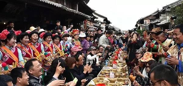 以彝族的火把节50字作文为话题的作文怎么写（《火光中的彝族情》）